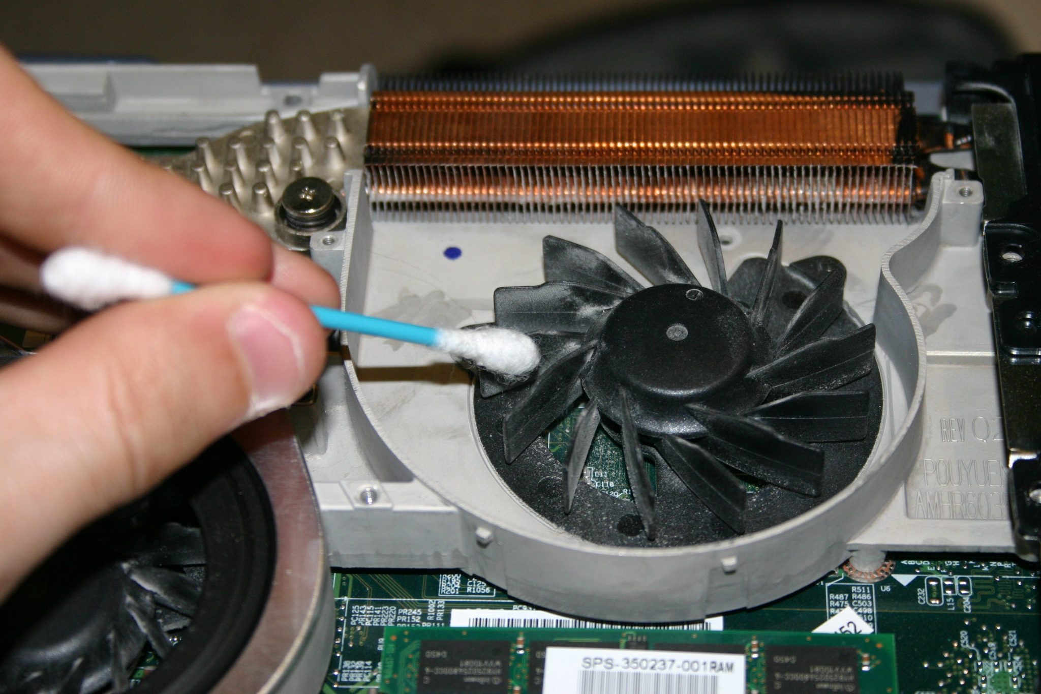 why-laptop-turns-off-or-freezes-laptop-repair-world